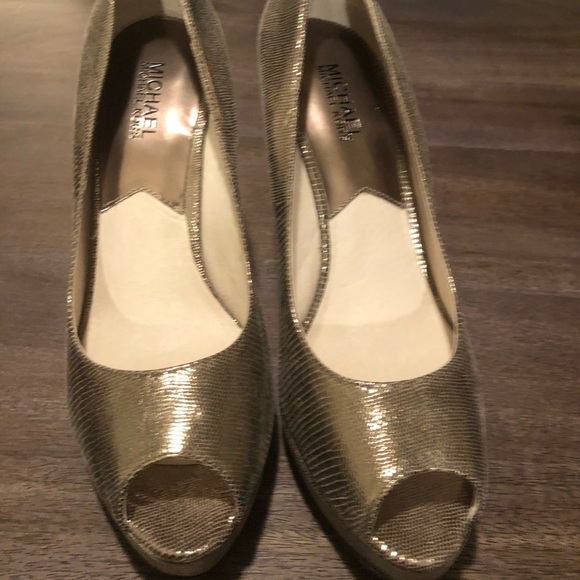 NIB Michael Kors platinum platform peep toe pumps - Picture 3 of 8
